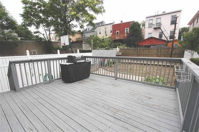 1BR/1BA + DEN with large terrace and huge exclusive backyard accessible from kitchen