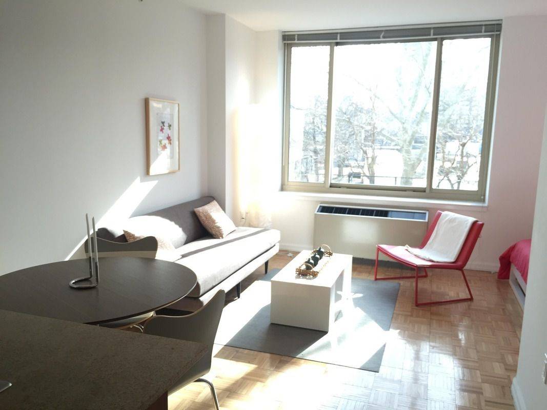 Hotel level service building, Stunning studio in Roosevelt Island *no fee for limited time