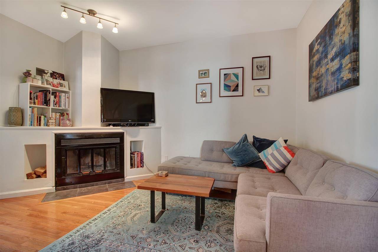 You’ll love your commute to this fantastic 1 bedroom apartment very close to the PATH train and just 1