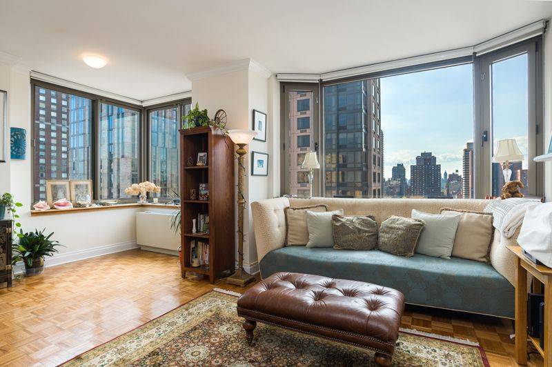 UPPER EAST SIDE...PANORAMIC CITY VIEWS..FULL SERVICE BUILDING.. For Sale Manhattan East Village Apartment Condo 24 Hour Security Guards, Central Air Conditioning, Deck, Dishwasher, Elevator, Fireplace, Fitness Facility, Garage, Hardwood Floors