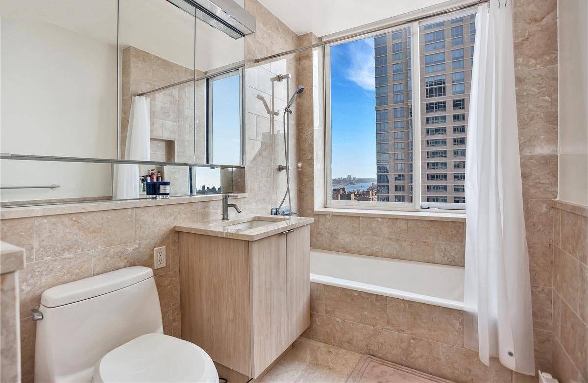 No Brokers Fee ! Amazing 2 Bed 2 Bath With Soaring South And West Views <> Lincoln Square...