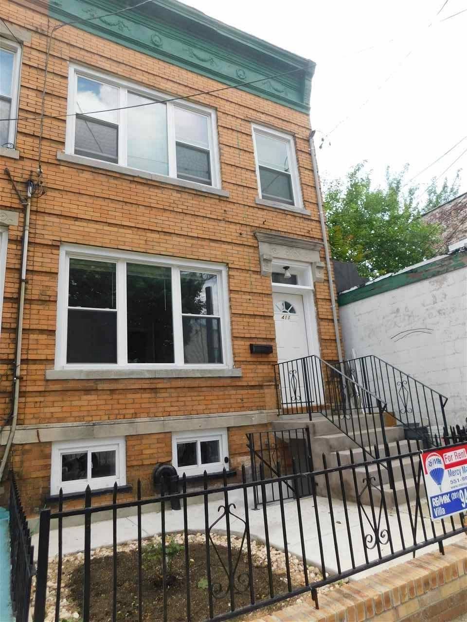 Charming mint condition 2 bedroom apartment around the corner from transit to Journal Square and downtown
