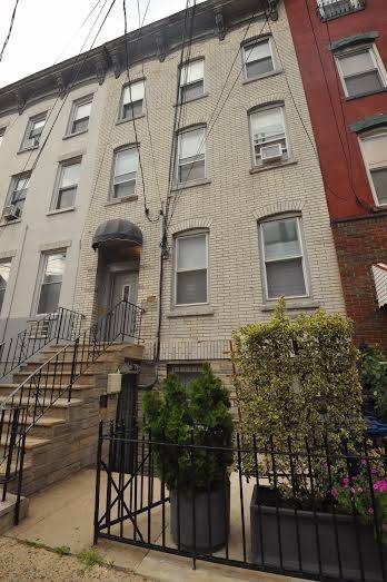 Charming 1 bedroom in brick row house centrally located on 9th & Park