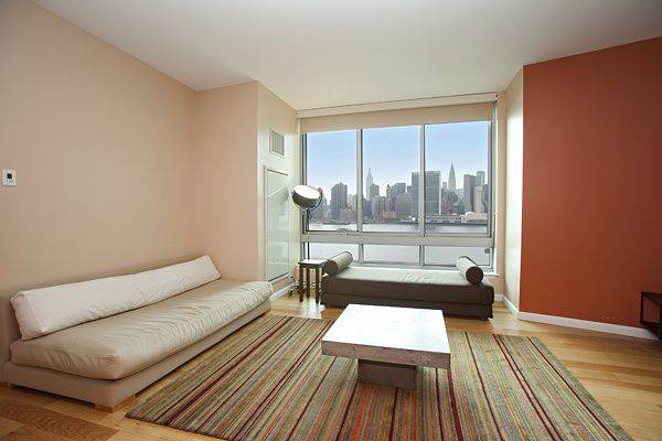 1 month FREE! Beautiful and massive 2 Beds and 2 Baths, with sweeping water front and city views