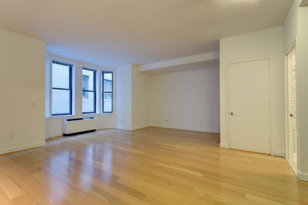 FIDI - LARGE JUNIOR 1 - 700+ Sq Feet - One Month Free Rent - Full Service Building