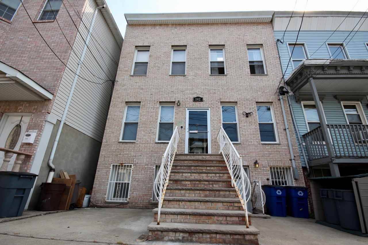 This spacious one bedroom is located just off Palisades Avenue in the Heights