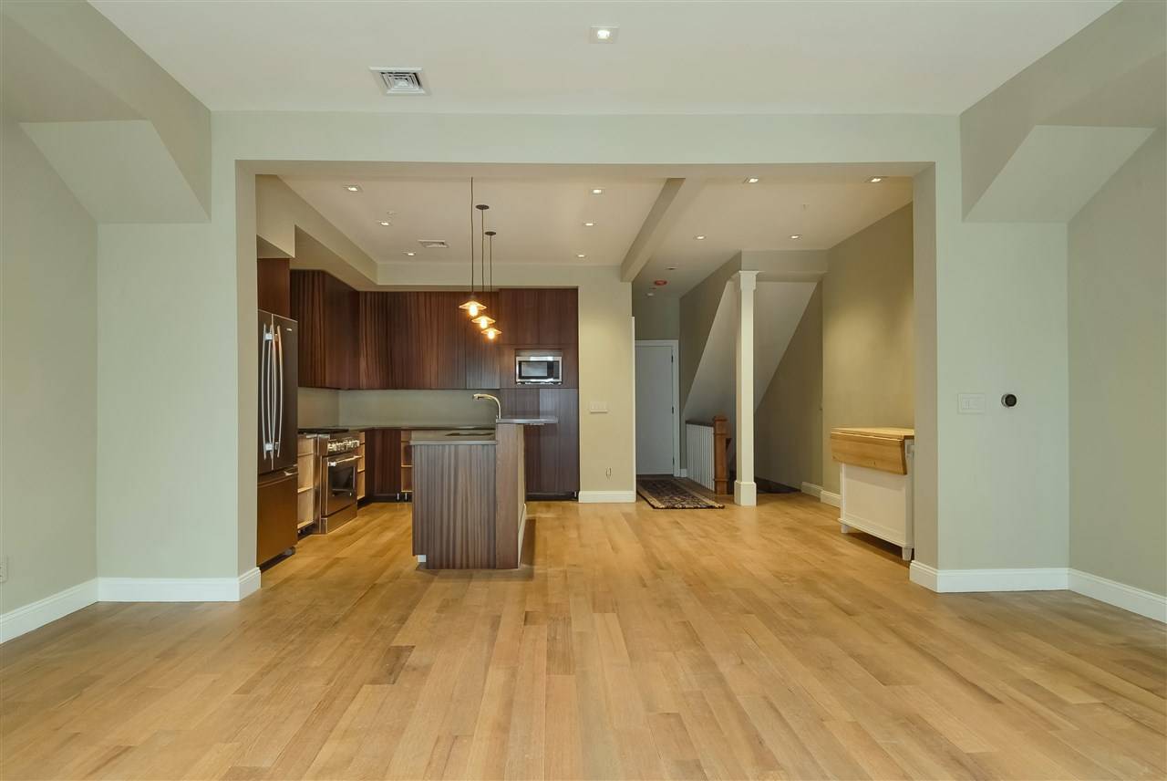 Very large and modern high-end 2000 sqft duplex with an expansive private backyard