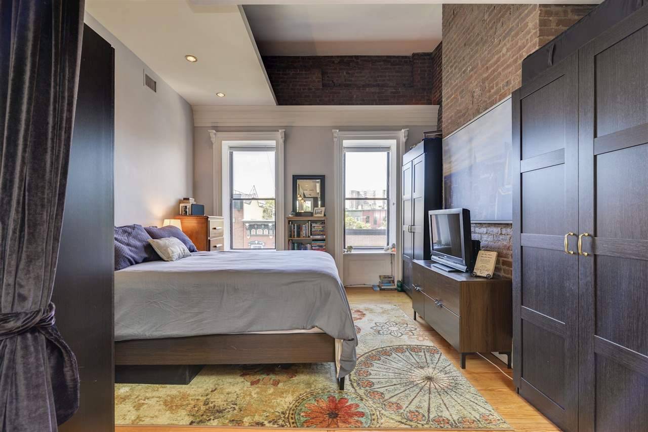 Beautiful 1 bedroom loft style apartment with high ceilings and tons of natural light