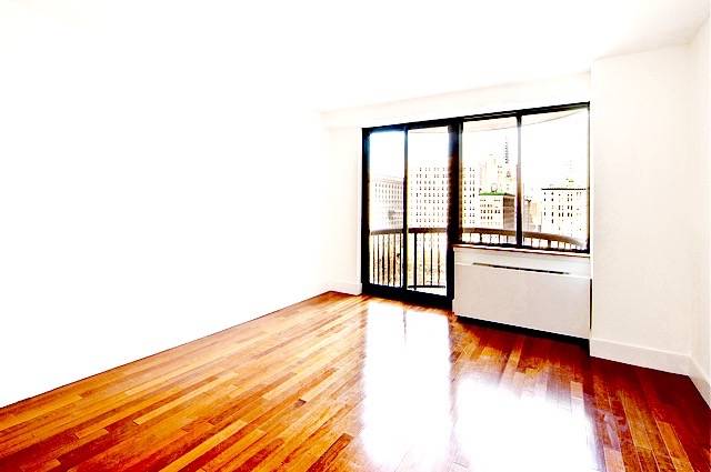 Stunning Condo Overlooking Madison Sq. Park ~ Private Balcony ~ Free Gym!