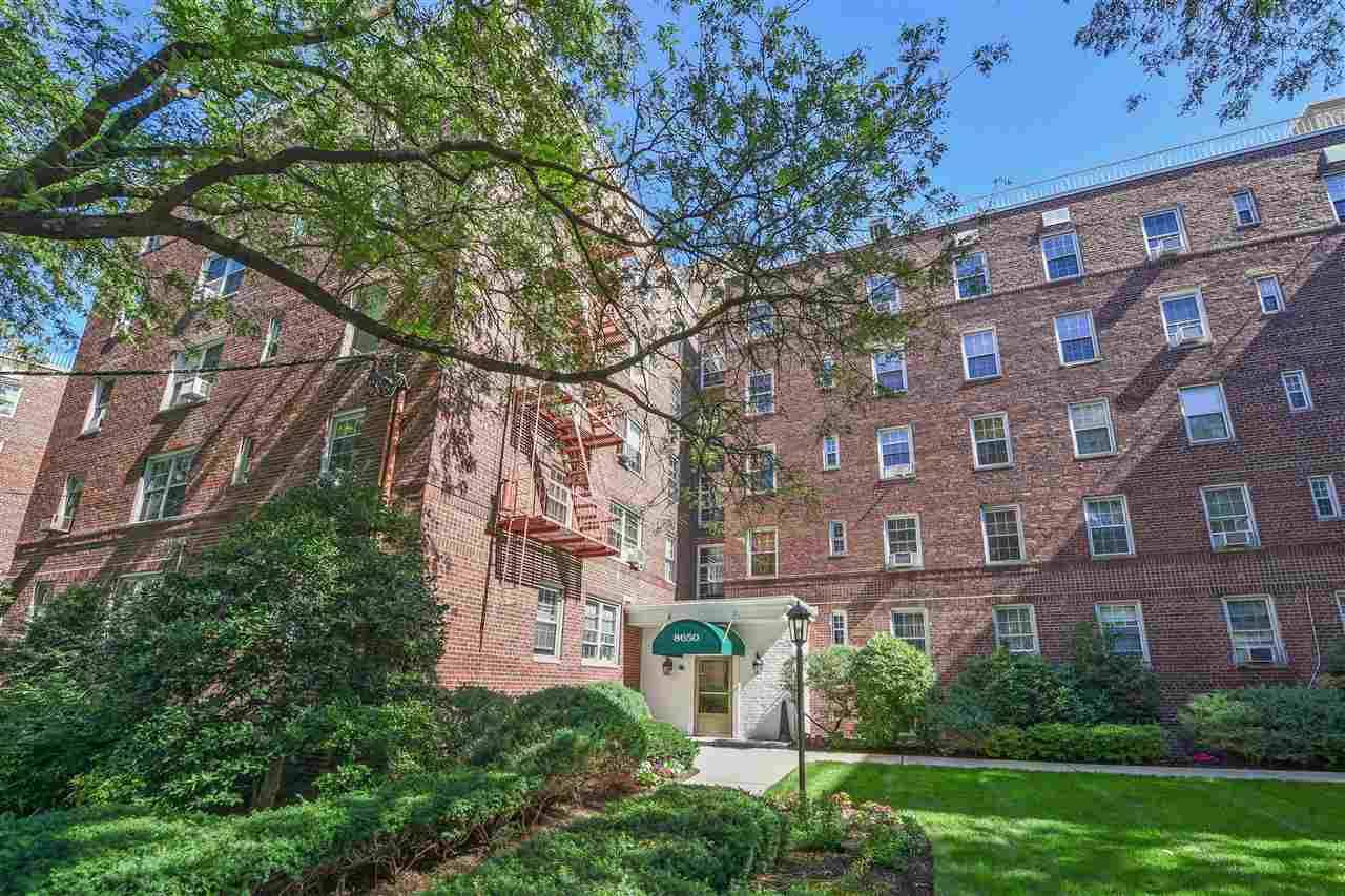 Spacious 2 bedroom unit located on the first floor in Woodcliff Gardens featuring an ideal open floor plan and generous-sized bedrooms