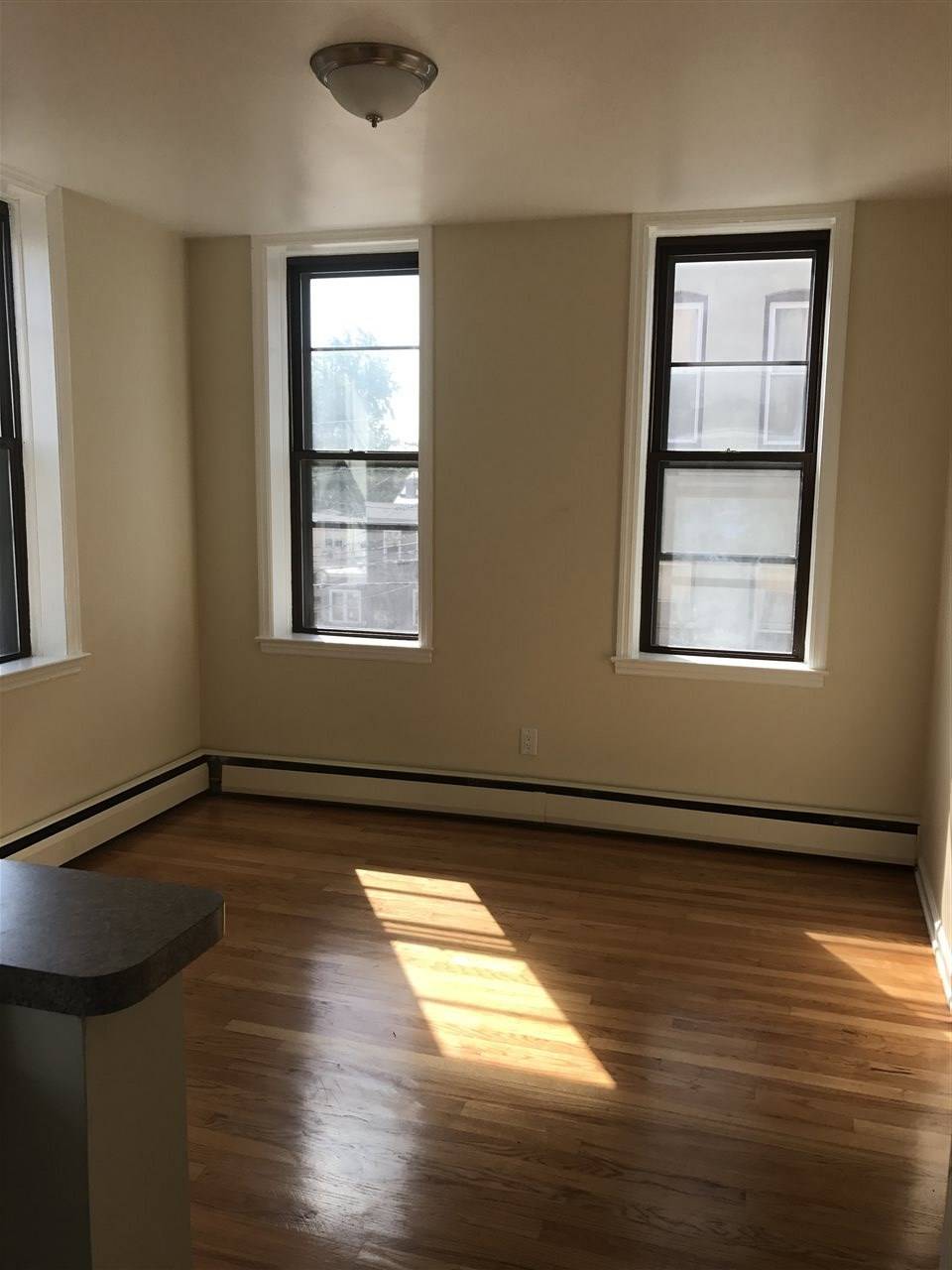Renovated 1 BR apartment near NYC bus and shopping