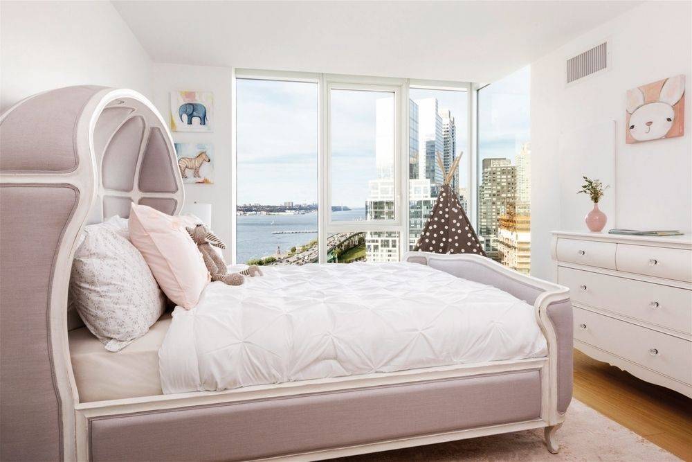 Hell's Kitchen No Fee Luxury Large Studio with a Terrace and Beautiful Water Views