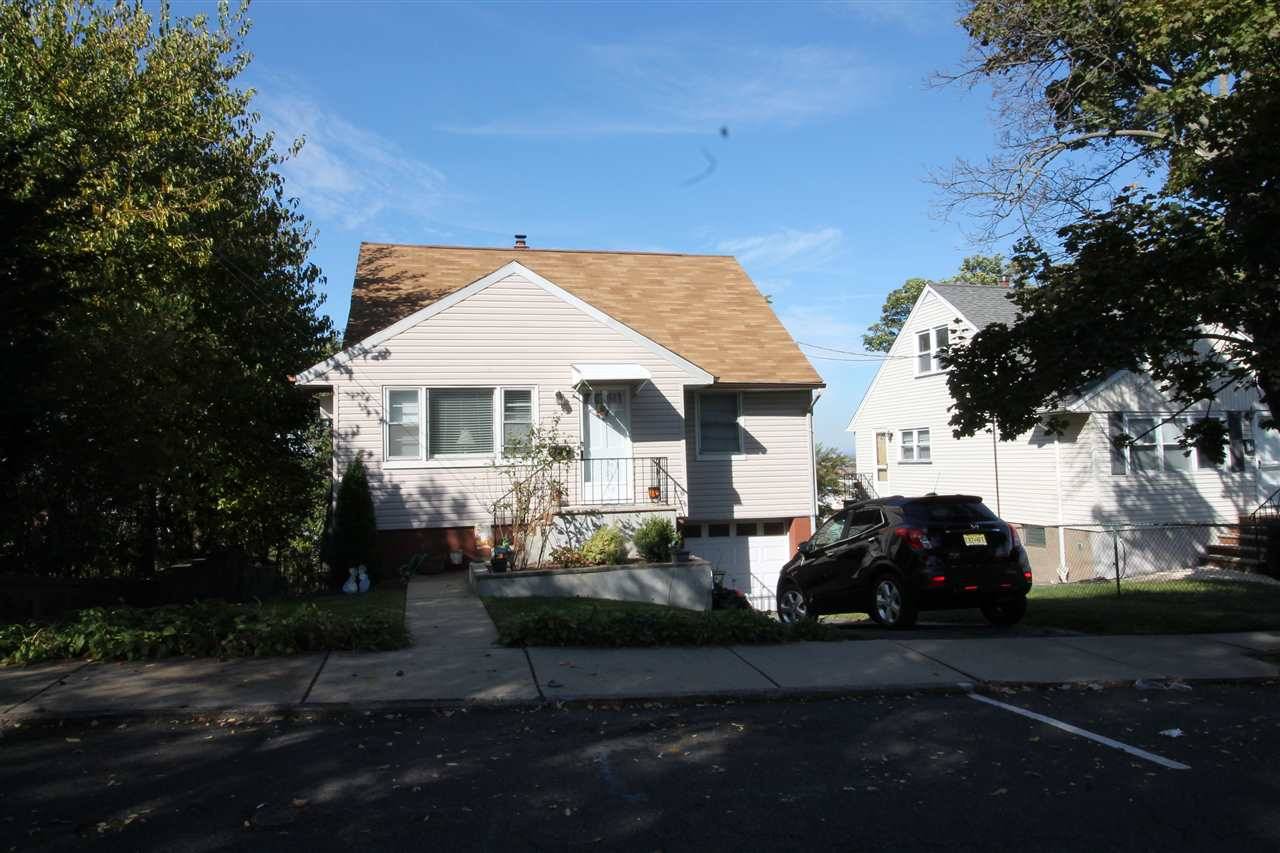 Very well maintained one family home w/ driveway and garage in North Bergen close to public transportation to NYC & Jersey City
