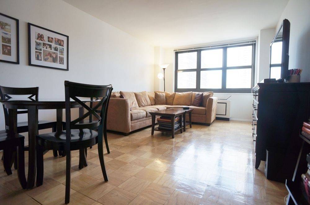 UPPER EAST SIDE - LARGE ONE BEDROOM - FULL SERVICE BUILDING CLOSE TO SUBWAY - CLOSE TO CENTRAL PARK - AMAZING ROOFTOP