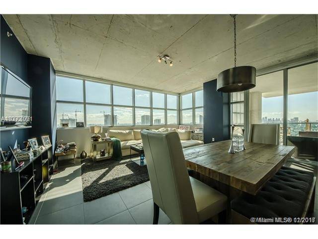 PH w/ Gorgeous views of the bay and downtown miami skyline from this 29th fl Designer Model
