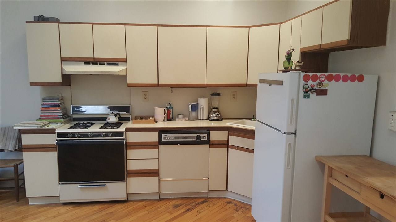 Check out this spacious 1 bedroom in a beautiful Paulus Hook brownstone