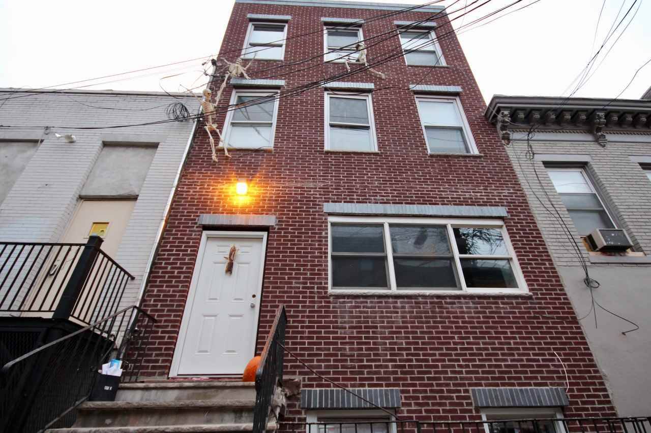 Bright & spacious 1 Bedroom located right off of Washington St