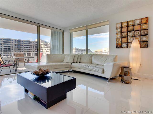 Well priced 2 bedroom/ 2 bathroom corner unit with panoramic view of ocean