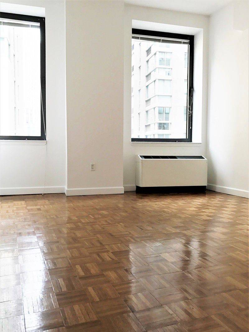 NO FEE!! STUNNING STUDIO! LUXURY BUILDING! FITNESS CENTER! FINANCIAL DISTRICT!