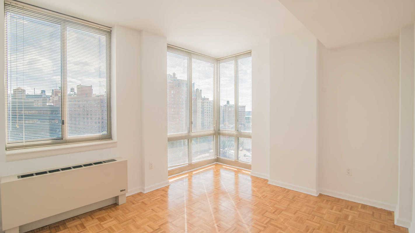 MIDTOWN WEST - LARGE ONE BEDROOM - FULL SERVICE BUILDING