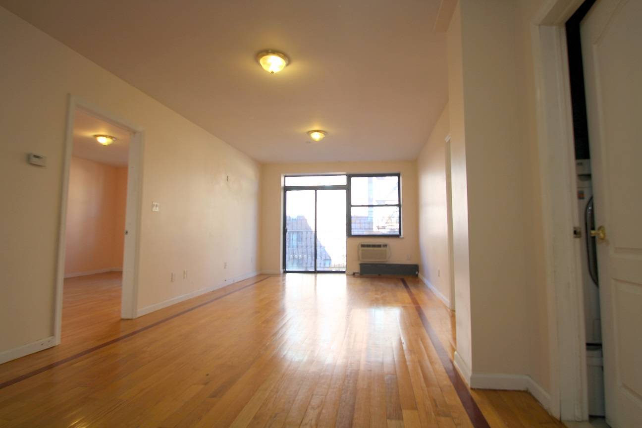 Briarwood, Queens: Luxury 2 Bed 2 Bath with Balcony + Parking + Laundry in Elevator Building