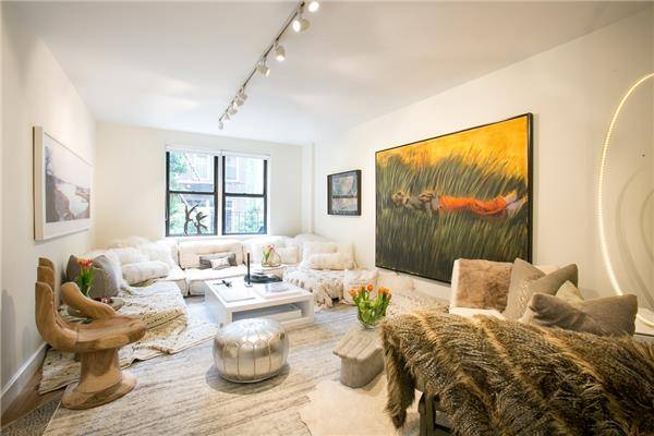 Chelsea: Beautifully Renovated Spacious Two Bedroom