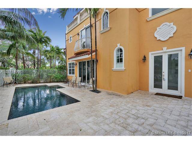 Luxurious townhouse located in highly desired Coral Ridge
