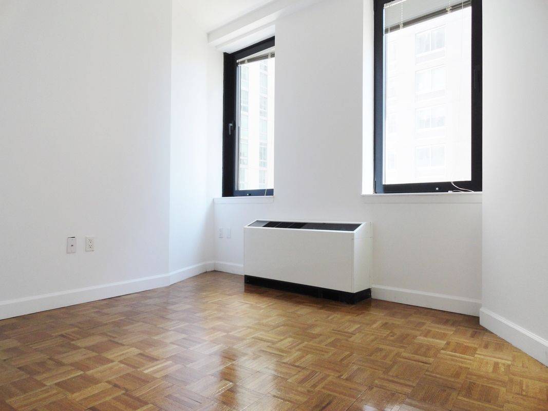 NO FEE!! STUNNING STUDIO! LUXURY BUILDING! FITNESS CENTER! FINANCIAL DISTRICT!
