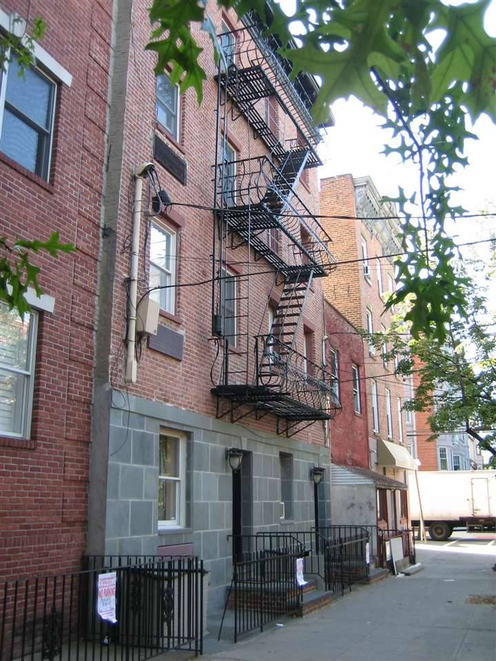 Charming 1 bedroom with private balcony located just a couple blocks from Path at 1st & Garden St