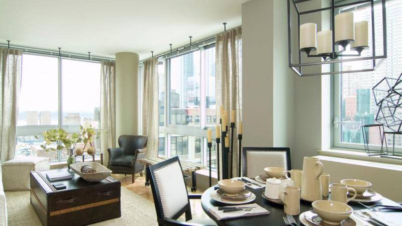 Stunning Midtown West 1 Bedroom with Large Living / Dining Area and Floor to Ceiling Windows