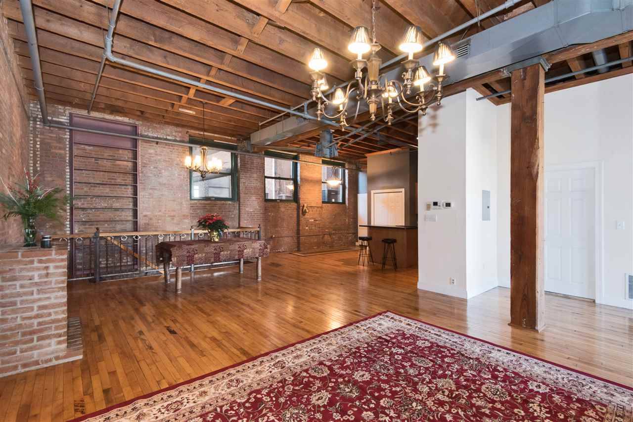 Find the true balance between your home and your work in this remarkable artist loft – a very unique combination of space for living