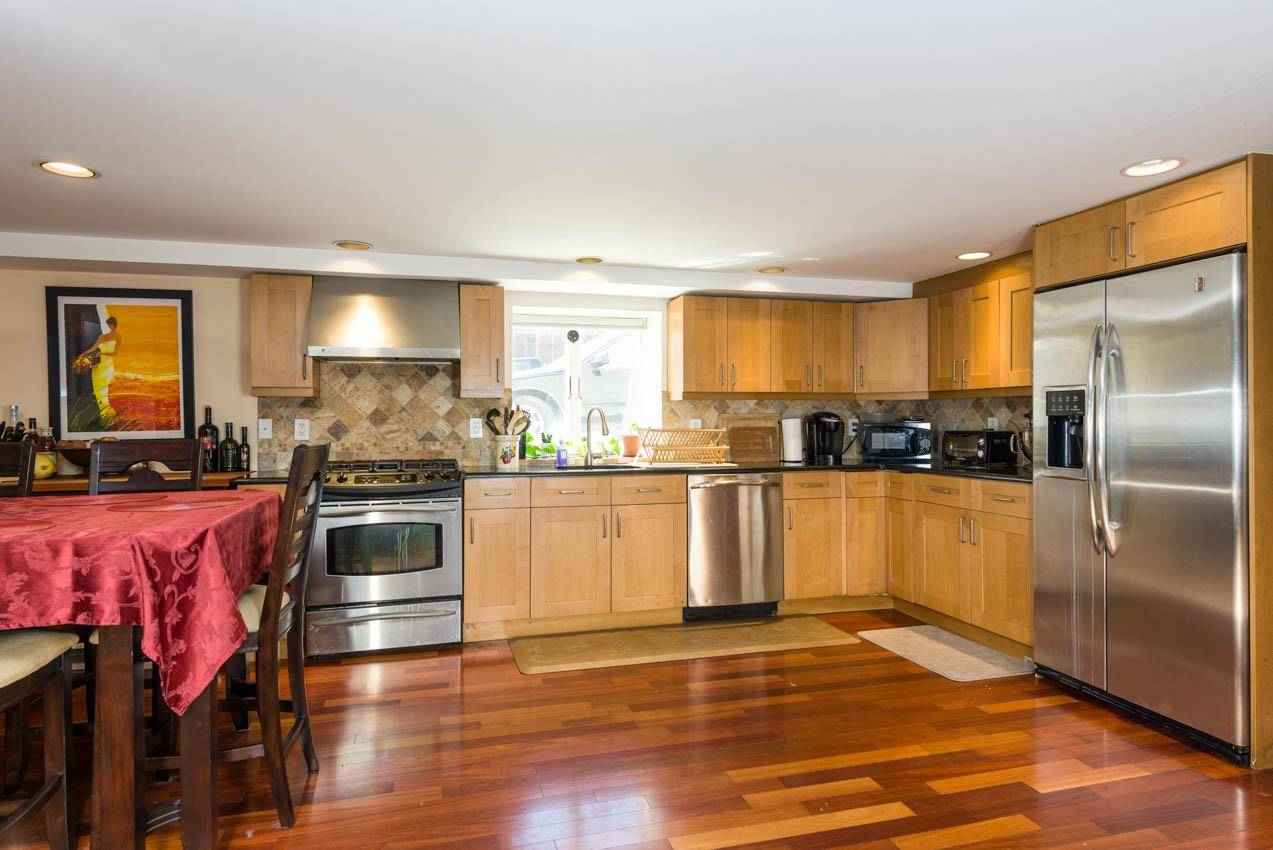 Wonderful 1 bedroom + den /1 bathroom available in a fantastic Jersey City Heights location
