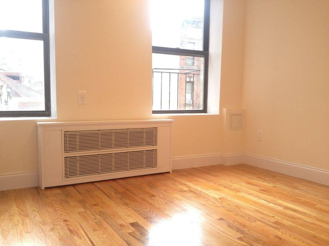 PRIME UPPER EAST SIDE LOCATION..DUPLEX...ONE BEDROOM WITH ROOF DECK..