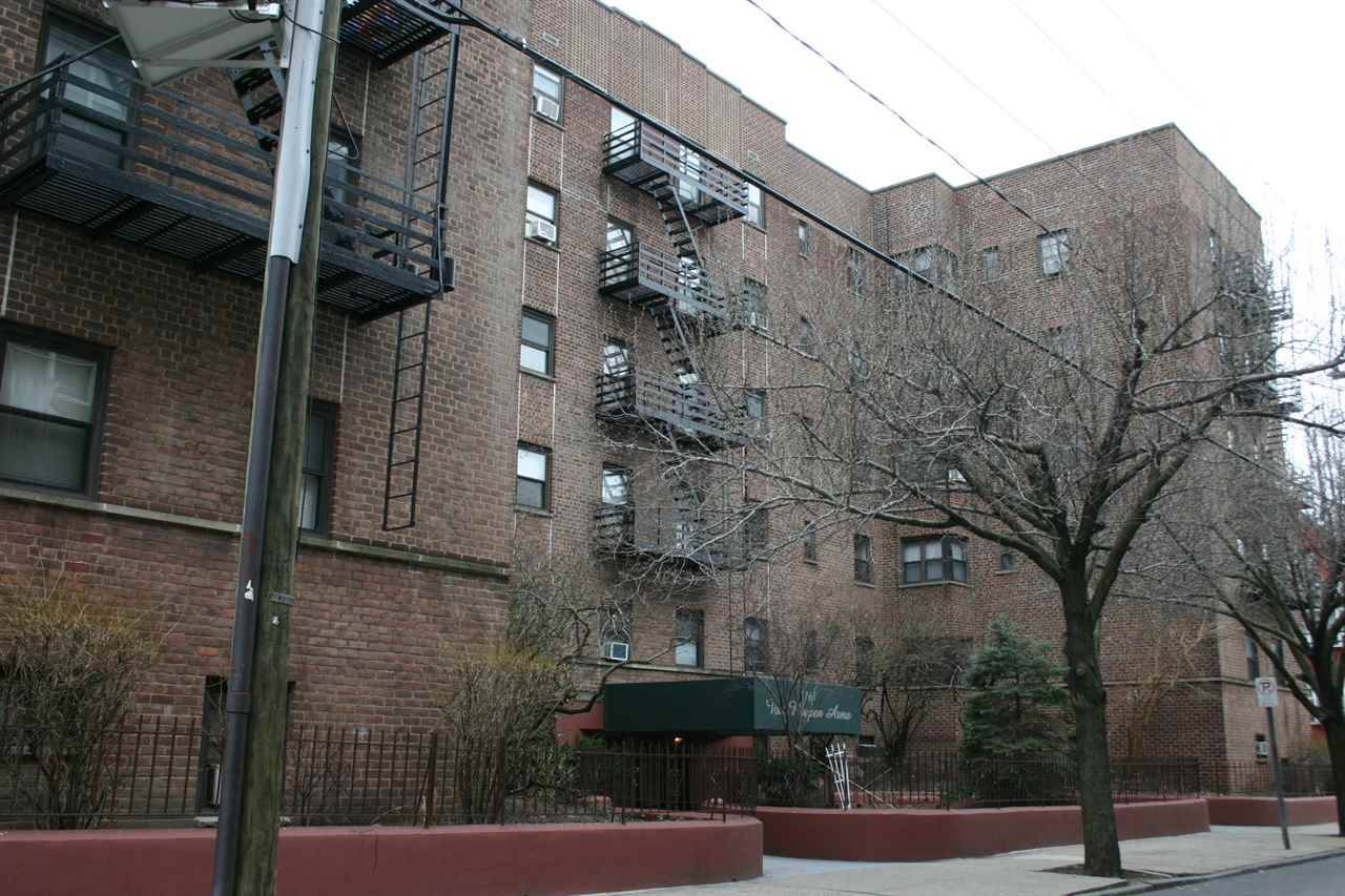 Large 1 BR fully renovated apartment - 1 BR Journal Square New Jersey