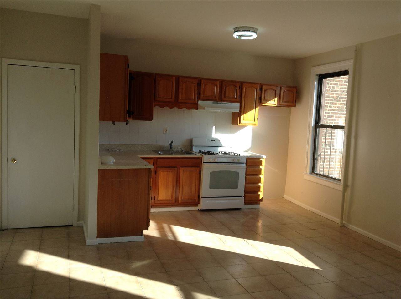 EXCELLENT LOCATION 3 BEDROOMS APARTMENT HEAT AND HOT WATER AND REFRIGERATOR WILL BE INCLUDED