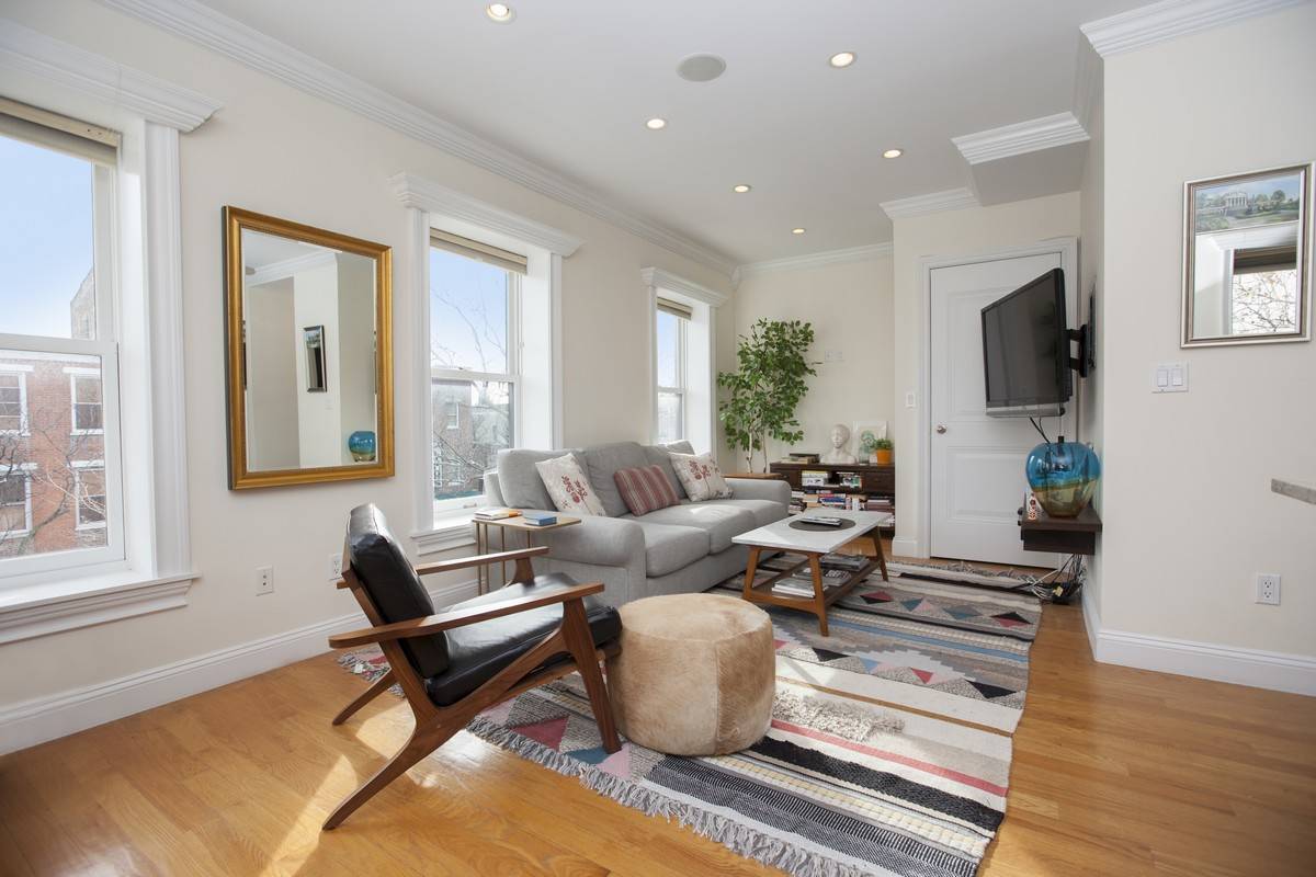 Gorgeous corner 2 bed in Prime Cobble Hill!!!