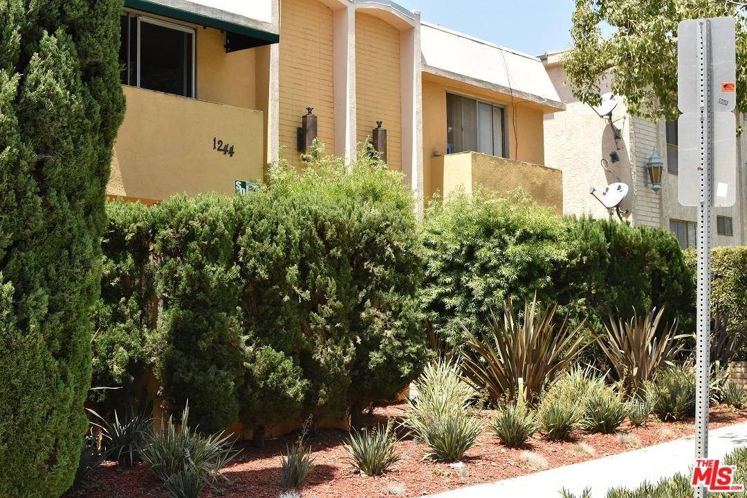We are pleased to offer this twelve unit apartment complex in Santa Monica