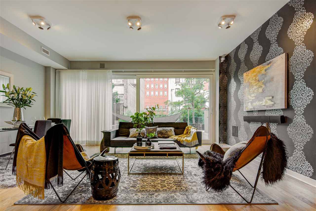 Located on highly-desirable Park Avenue between 3rd & 4th Streets this expansive 2100 sq
