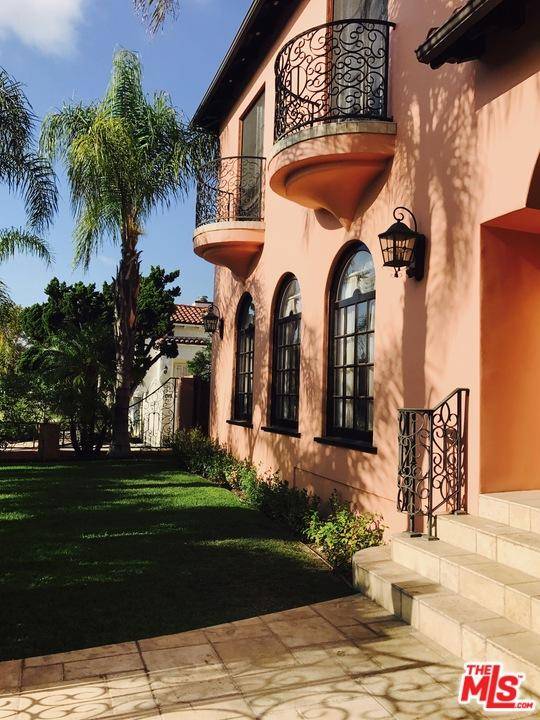 A MAGNIFICENT AND PERFECTLY BUILT HOME NEAR THE GROVE AND LA BREA SHOPPING & ENTERTAINMENT