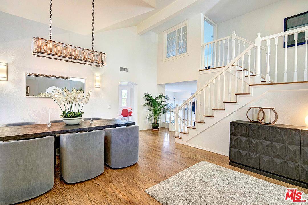 Impeccable Silicon Beach 4 bed/3 bath renovated Cape Cod w/vaulted ceilings