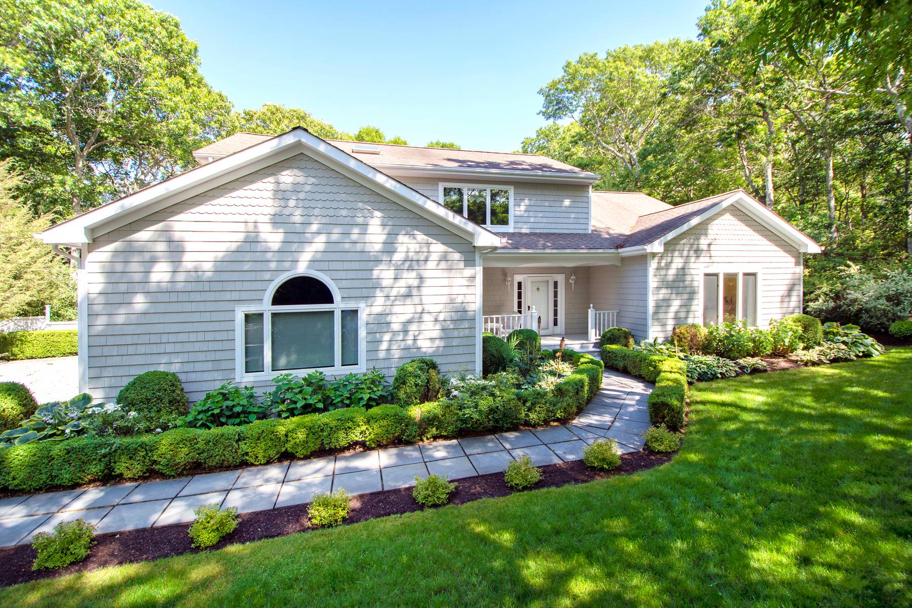 SAG HARBOR SPACIOUS 4 BEDROOM WITH LOVELY PRIVATE POOL AREA
