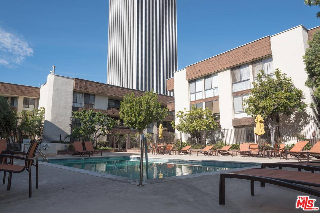 Perfectly located 2 bed 2 bath in the heart of Miracle Mile
