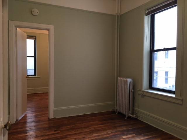 Astoria/LIC: Pre-War 1 Bedroom For Rent Between 30th Ave & Broadway
