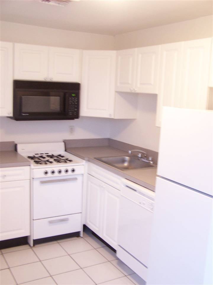 ***GREAT DEAL*** FOR THIS SUPERBLY LOCATED BRIGHT 2 BEDROOM APT