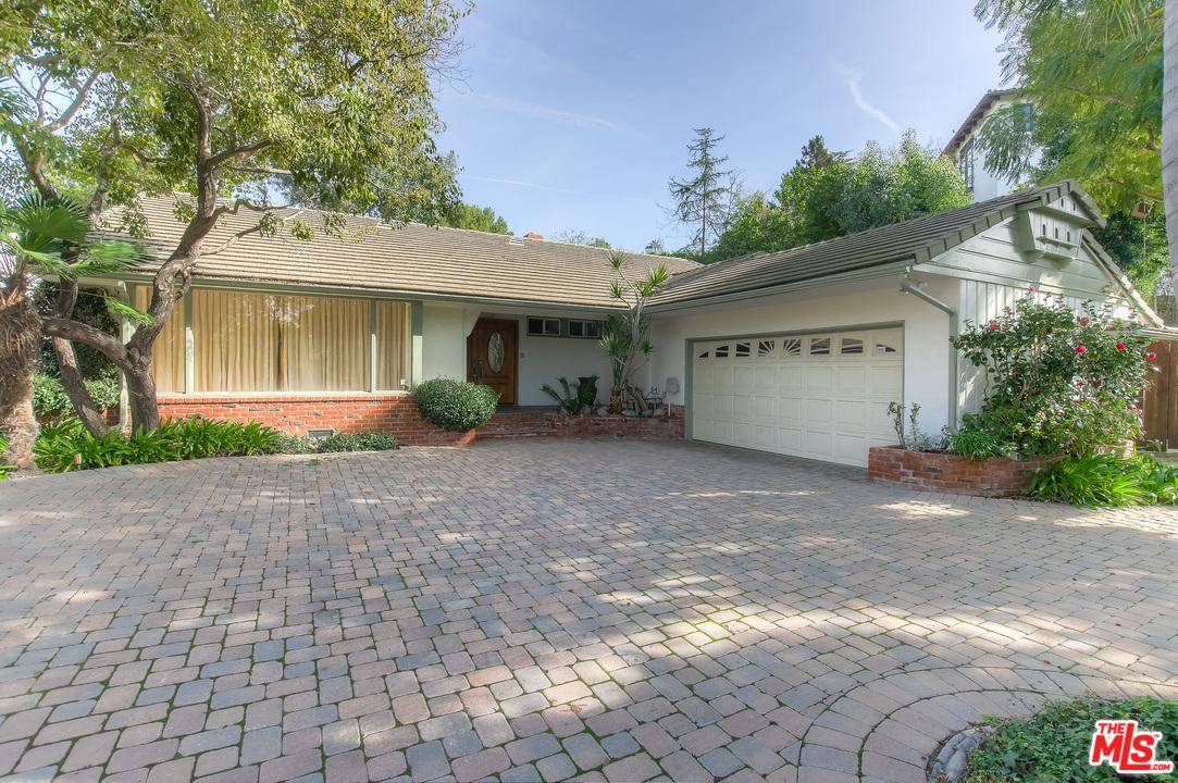 This spacious quality home is located in a quiet Brentwood cul-de-sac steps from the Riviera Country Club