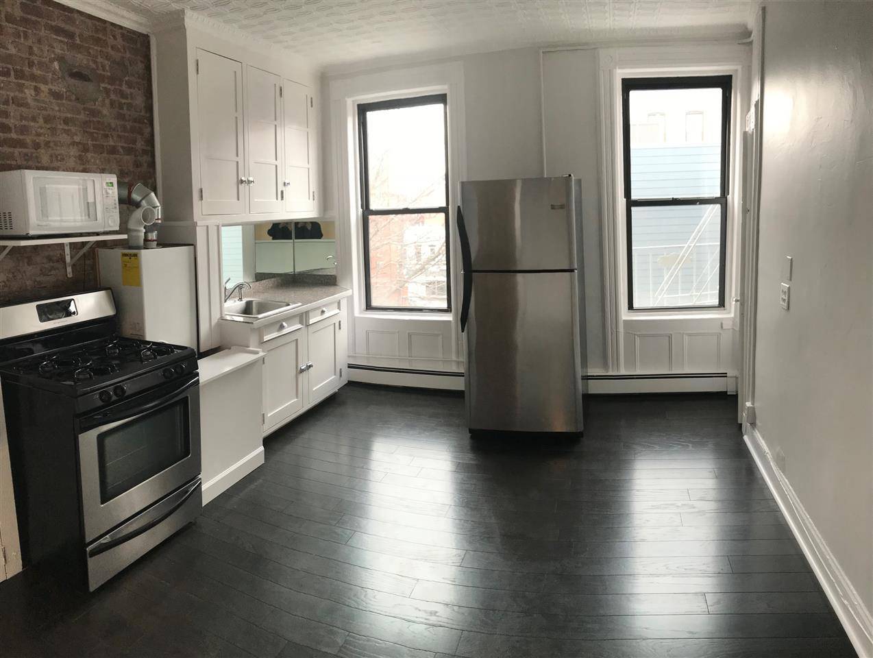 Fabulous 1 bedroom plus den with a huge walk-in closet on beatuiful Park Ave
