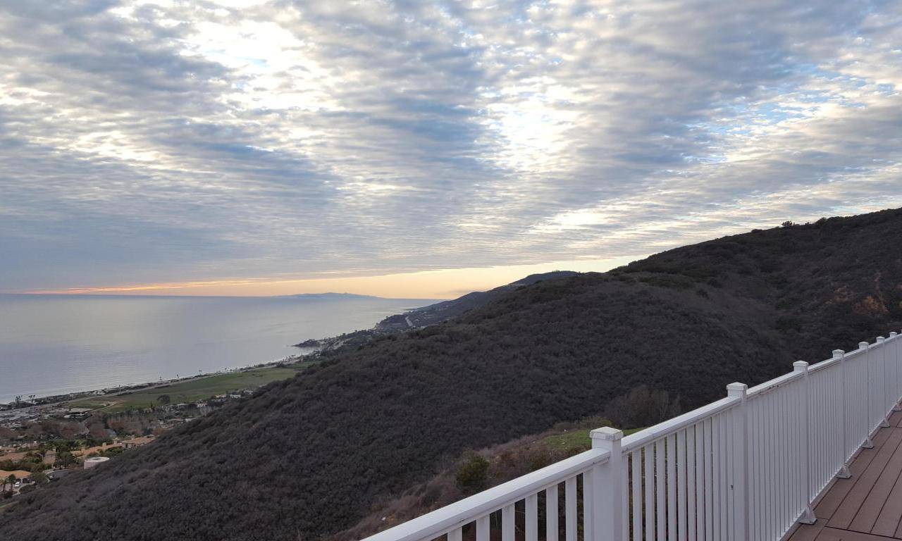 Living is easy in this impressive - 3 BR Single Family Malibu Los Angeles