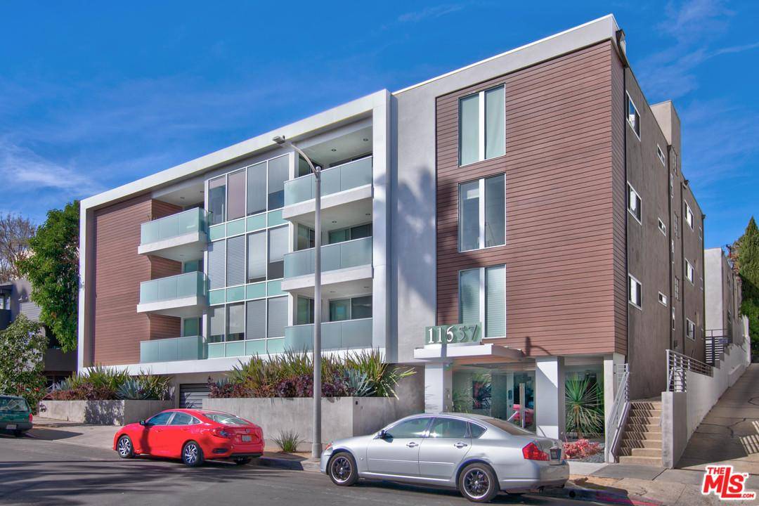 Stunning contemporary condo located on a cul-de-sac in the heart of Brentwood