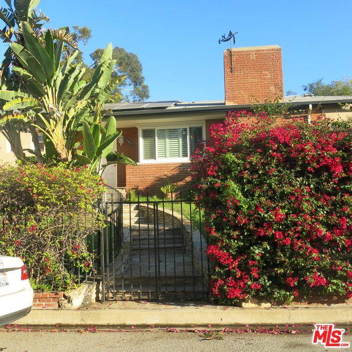 Situated on a large 15 - 5 BR Single Family Brentwood Los Angeles