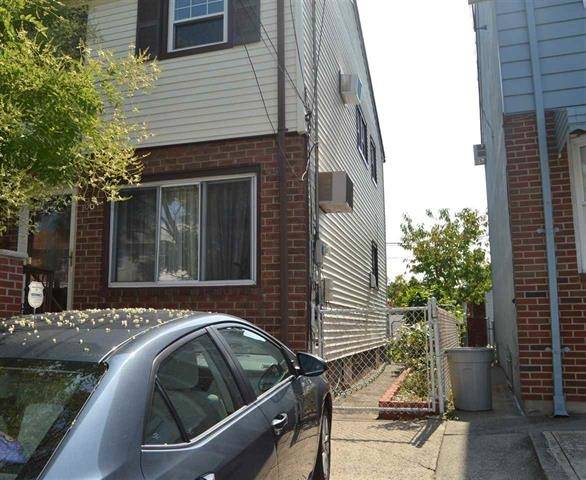 t is a single -semi attached family home - 4 BR New Jersey